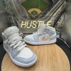 Nike Air Jordan 1 Mid SE Glitter Swoosh (GS) Blue Tint Sz 4.5Y