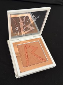 Fenty Beauty Highlighter Powder Compact