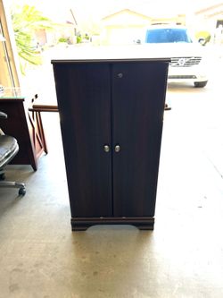 Locking storage cabinet