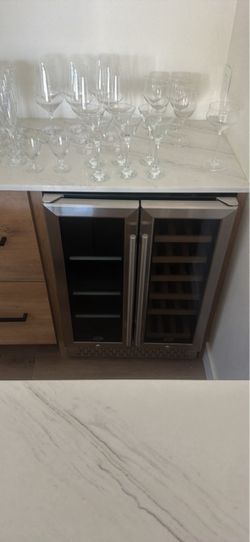 Wine refrigerator
