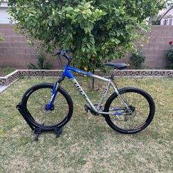 TREK 4300 MOUNTAIN BIKE, 8X3 SPEED, LARGE ALUMINUM FRAME, FRONT AND REAR DISK BRAKE. LIKE BRAND NEW