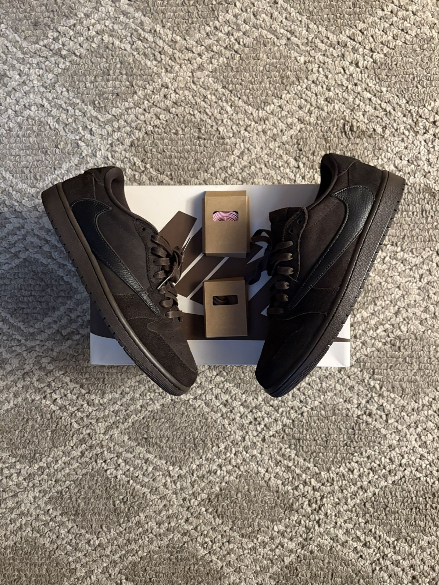 Travis Scott Jordan 1 “Velvet”