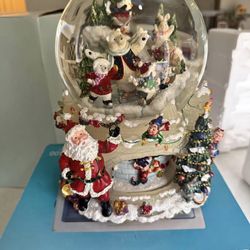 Kirkland Signature Musical Revolving Water Globe Snow Bear Theme Item #109619 Can’t get lights to work, but music works.  Located in orting 