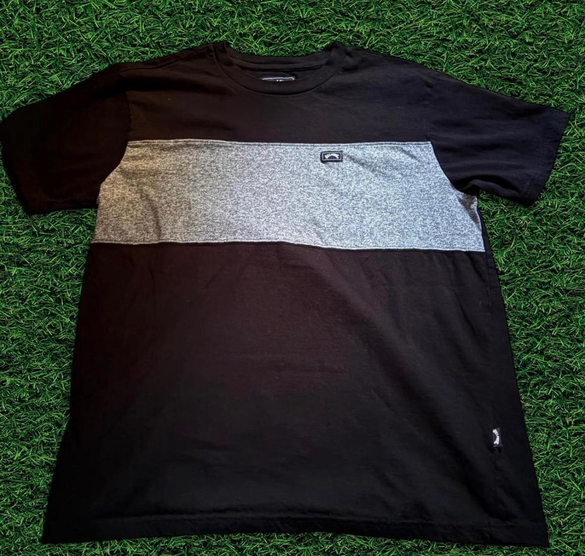 Y2K 2000s Black & grey Billabong tee