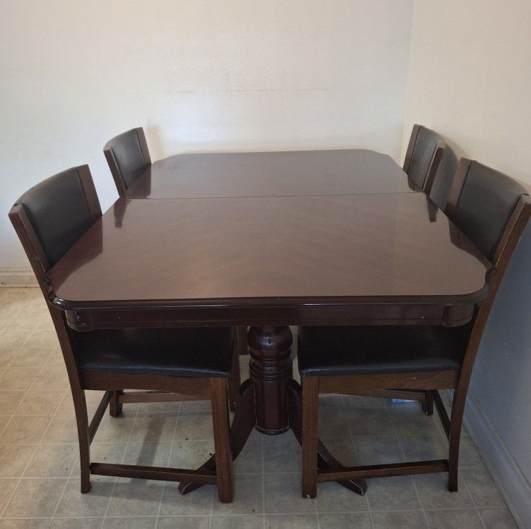 Extendable dining table