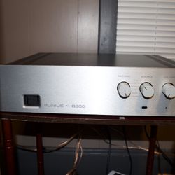 Plinius 8200 Integrated Stereo Amplifier With Original Box, Manual, & Remote