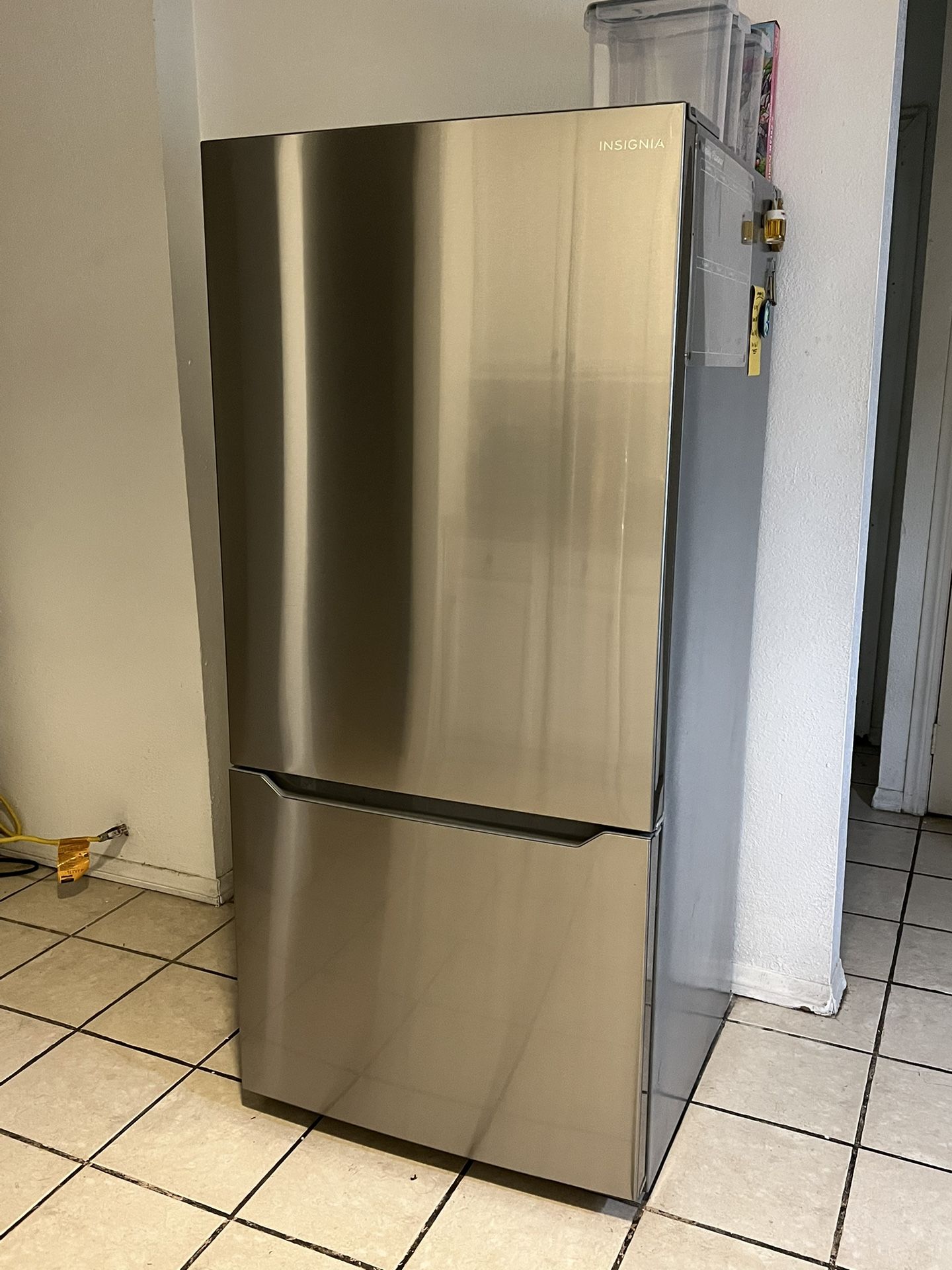 INSIGNIA refrigerator