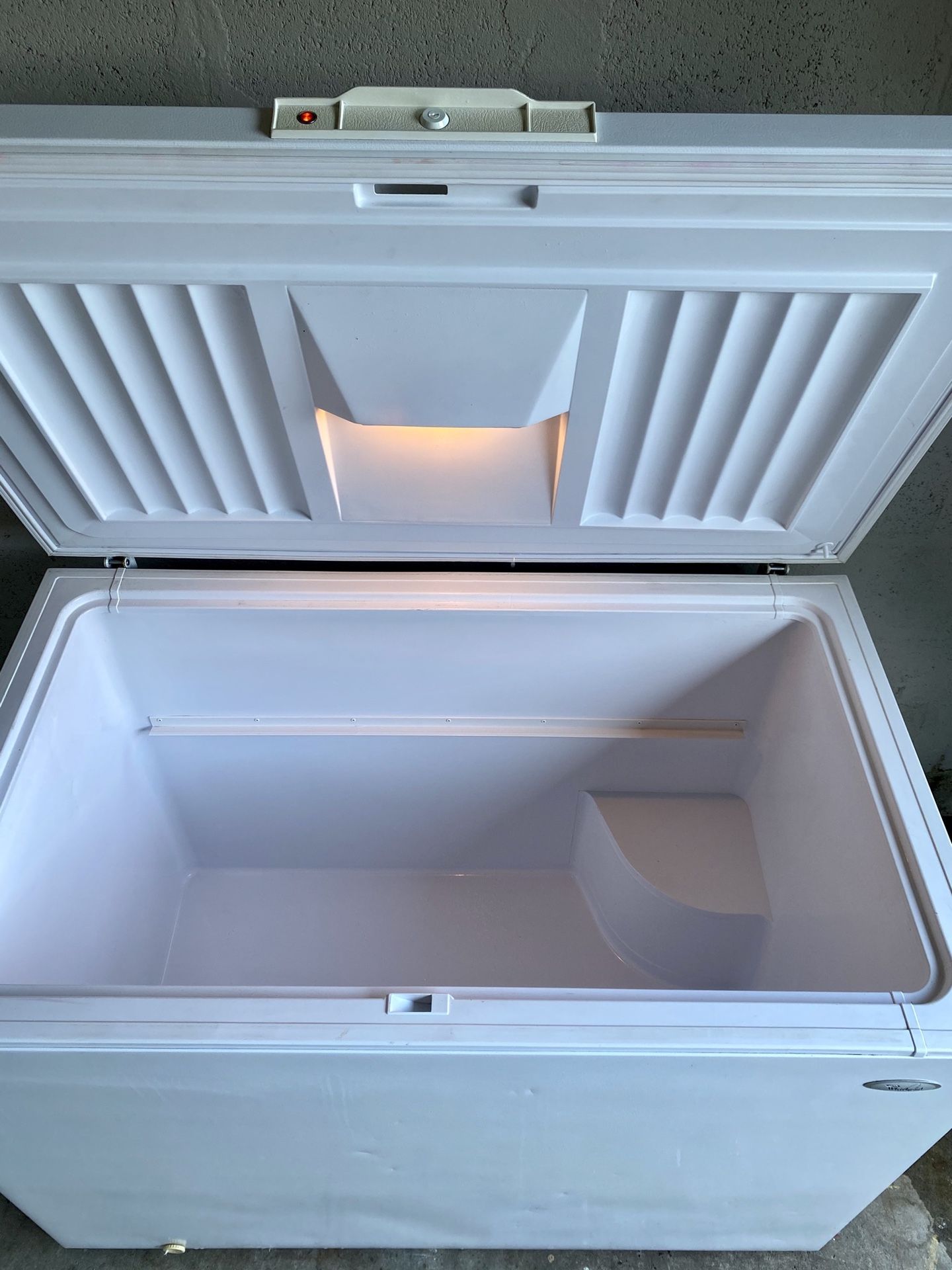 *Clean* 14.5 Cubic Ft Whirlpool Deep Chest Freezer for Sale in Seattle, WA OfferUp