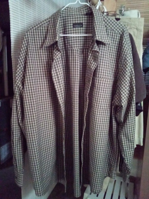 Men's VanHeusen Dress Shirt. XL. Very Gently Used.