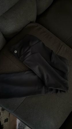 Black lululemon leggings with side pocket