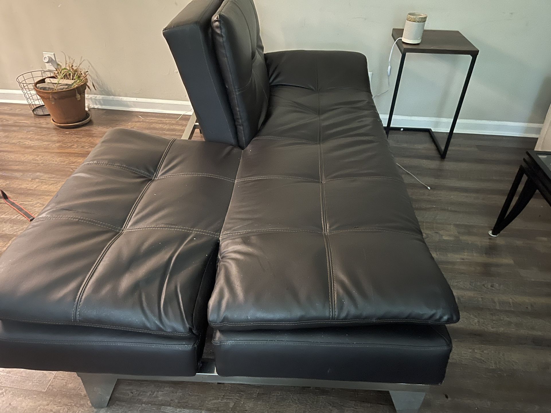 Fully Adjustable Recline Couch. 