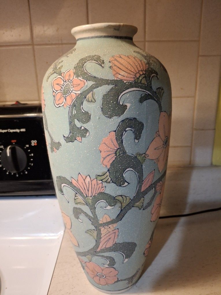 VERY UNIQUE LOOKING VINTAGE CHINESE HAND PAINTED PORCELAIN VASE WITH FLORAL PATTERN