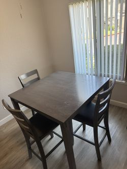 MOVING SALE‼️ 5pc Kitchen Table Set/ Ashley Furniture‼️
