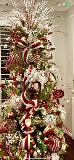 Beautiful Christmas Tree 9ft!! Decoration not including!!!