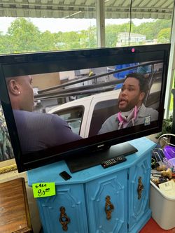 Sanyo Flat Screen 42’ TV w/ Remote