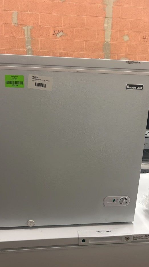 Magic Chef HMCF5W4 5.0 cu. ft. Chest Freezer 5RW