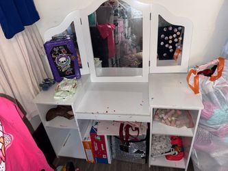 Kids vanity