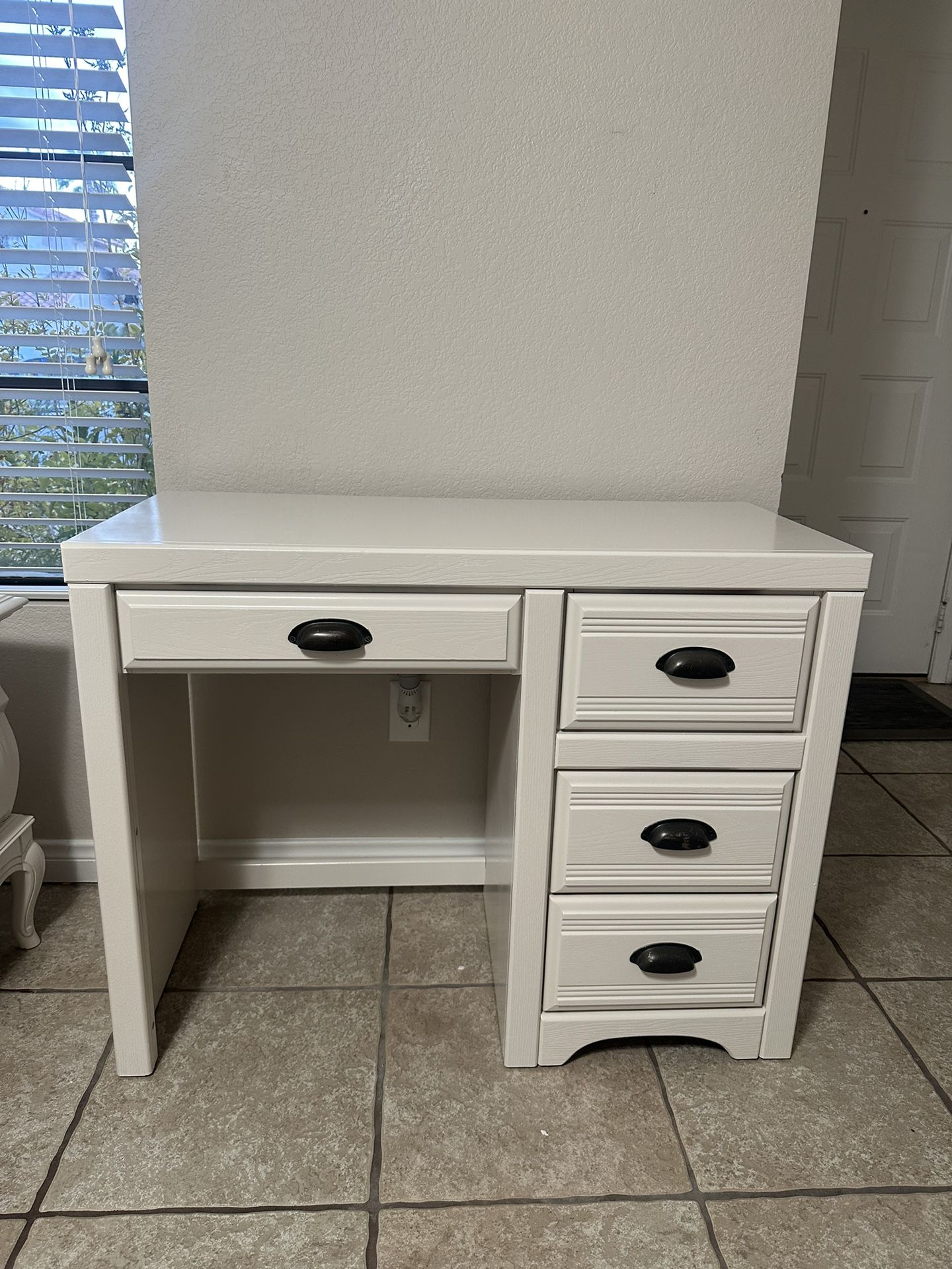4 Drawer Desk Workable drawers Solid wood Measurements 40 l 18 d