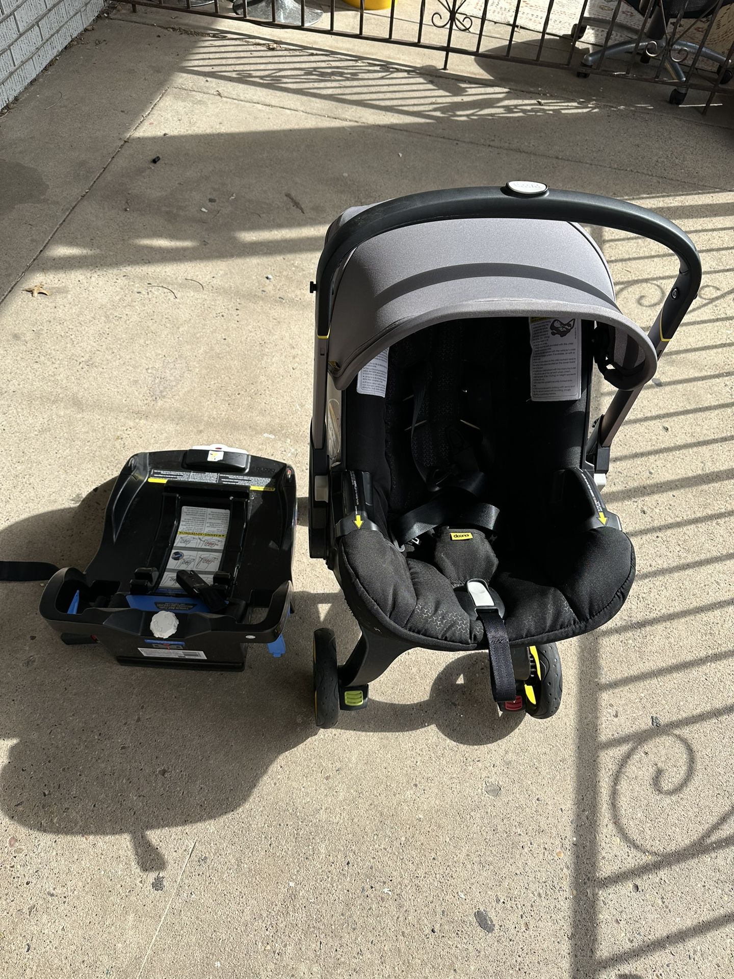 Doona car seat/stroller and Base