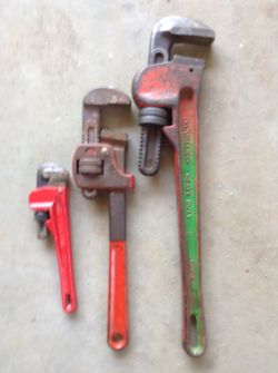 3 Adjustable pipe wrenches