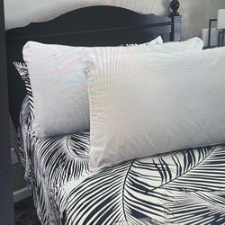 2 SERTA  Gusseted King Size Pillows Never Slept On!