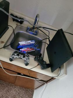 Ps4 with 3 remotes and 4 games