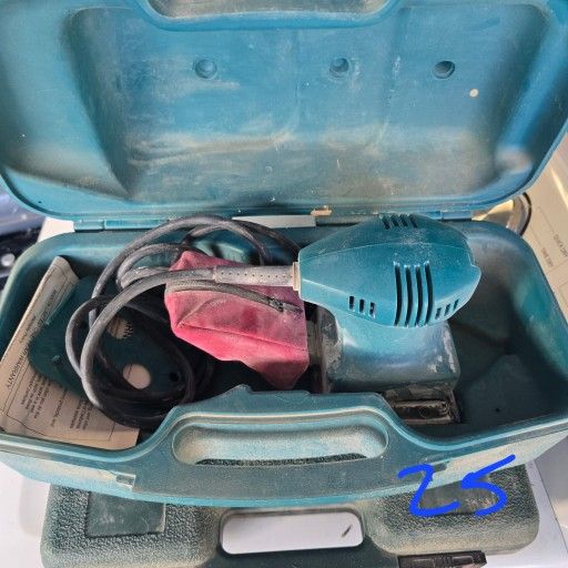 Mekita BO5030 Random Orbit Sander