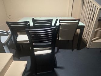 Modern expanding glass dining table
