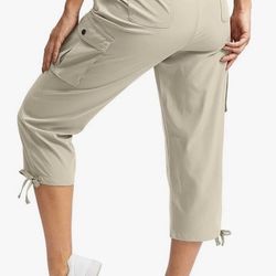 Women's beige Cargo Capris Pants size M.   (T)