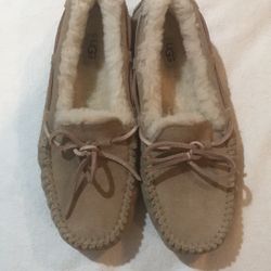 UGG SLIPPERS -new