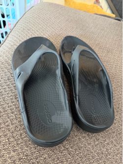 OOFO WOMENS SANDALS SIZE 8