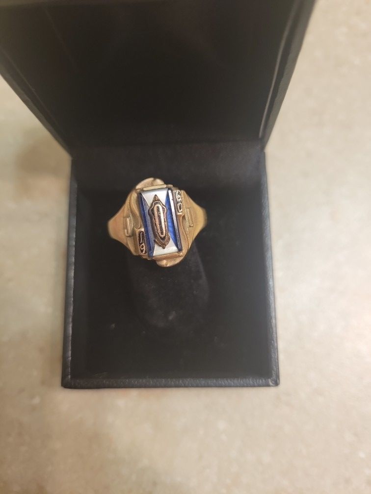 10 K Gold Class Ring.  Weight Is 5.7 Grams 