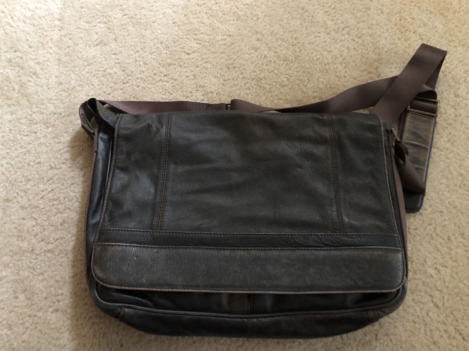 Leather messenger bag- Wilson Leather