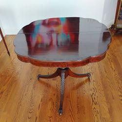 Beautiful mohagony Duncan Phyfe style table claw feet with casters 