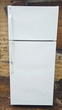 Refrigerator 17cu Works Fine