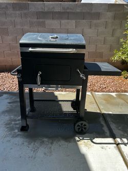 Expert Charcoal Grill with Side Shelf