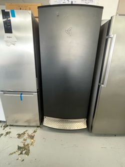 New GLADIATOR 30 in 17.8 Cu Ft Freezer