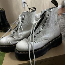 Dr Marten Boots