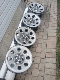17-in Chevy / GMC rims with center caps