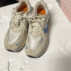 NIKE WOMENS 7.5