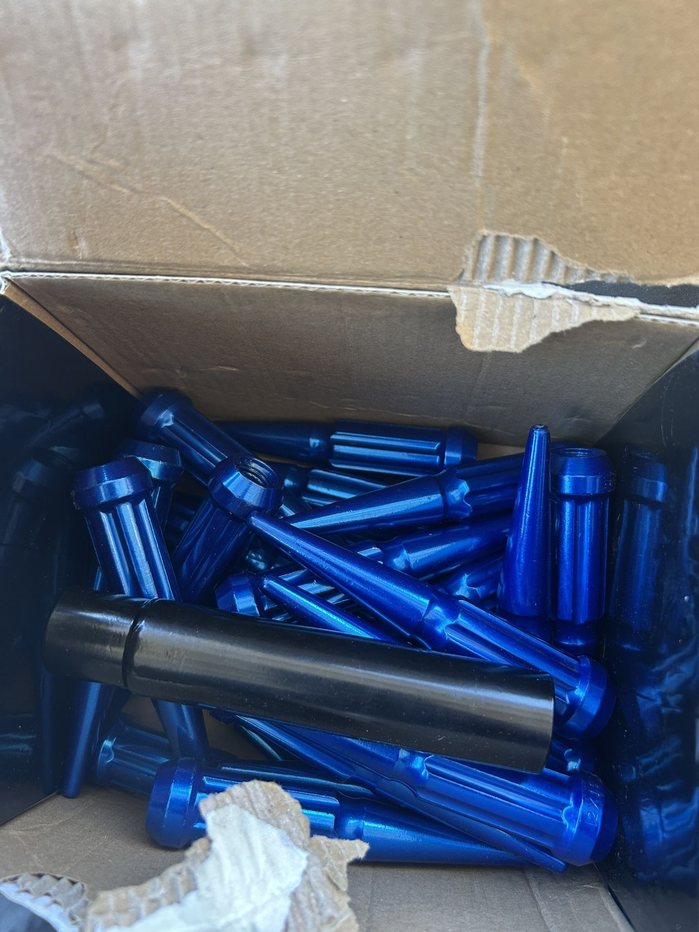 Spike Lug Nuts Blue 12x1.5