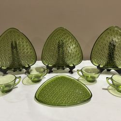 Antique Olive Daisy & Button Pattern Snack Set   4 - Plates  4 - Cups