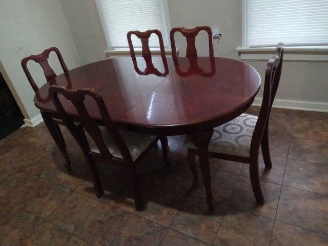 Dinner Table and 5 Chairs ( Antique)