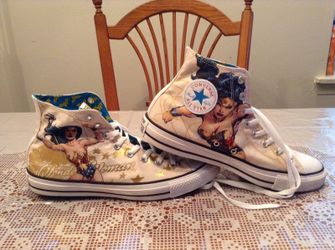 Wonder Woman converse