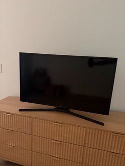 Samsung 40” Flat Screen LED Smart TV with Stand