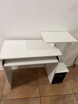 White Computer Desk / Workstation – Like New