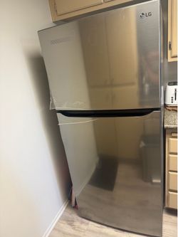 LG 20 Cu. Ft. Top-Freezer Refrigerator – Like New