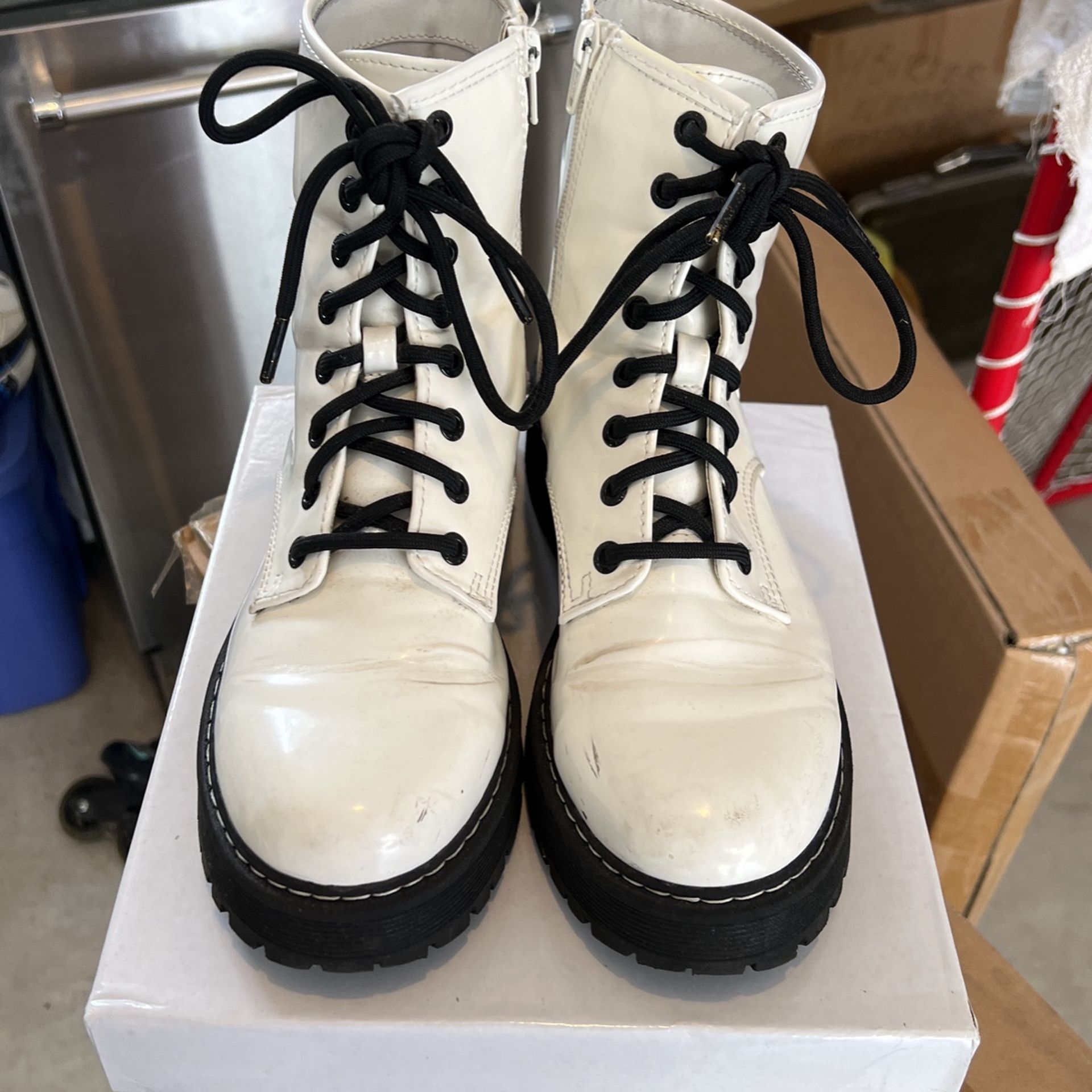 Women White Boots Sz8