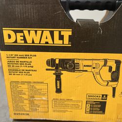 Dewalt 8.5 Amp 1-1/8 in. Corded SDS-PLUS D-Handle Concrete/Masonry Rotary Hammer Drill Kit