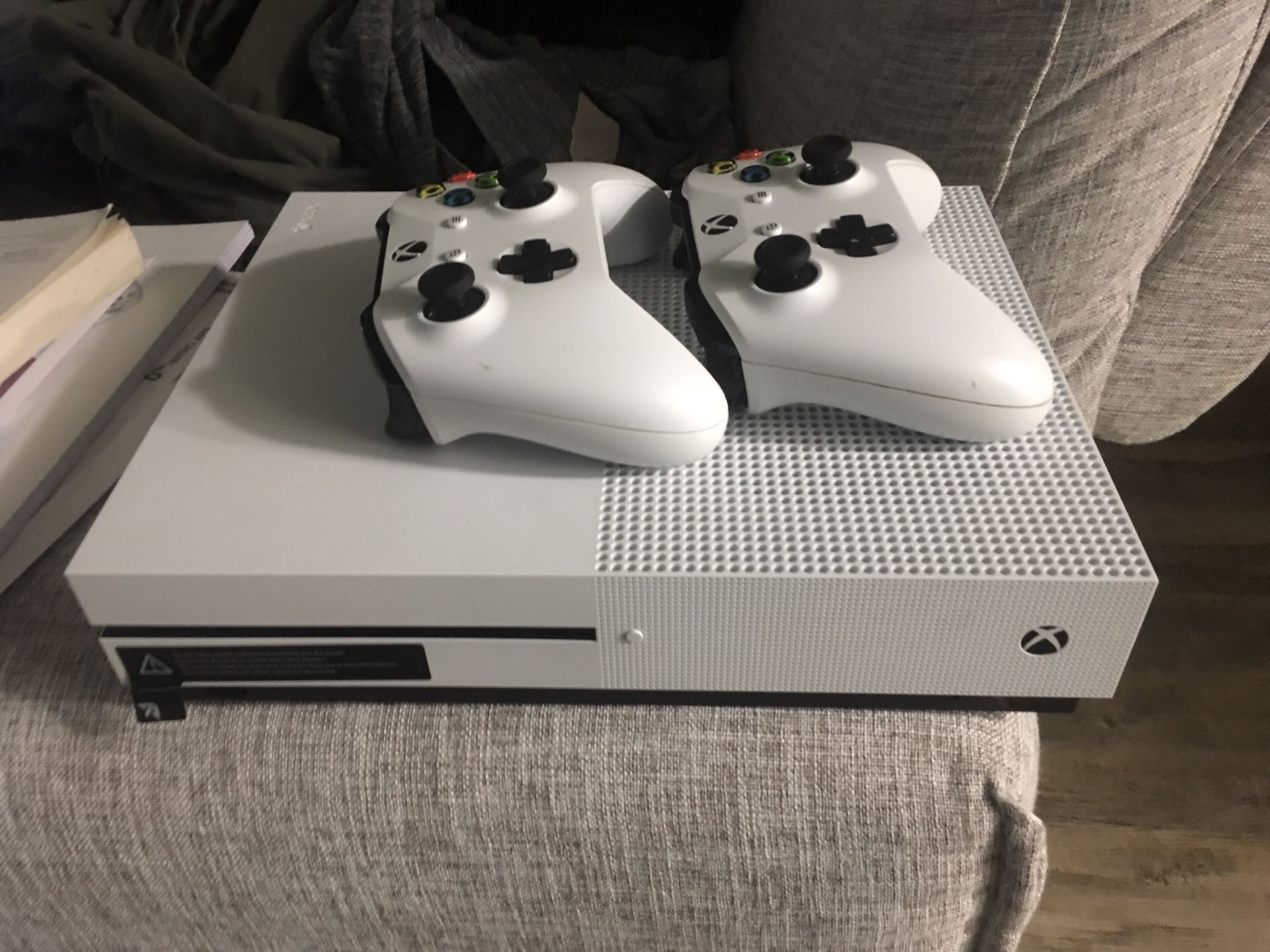 Xbox one s: 2 Remote Controls, headset and battery pack charger